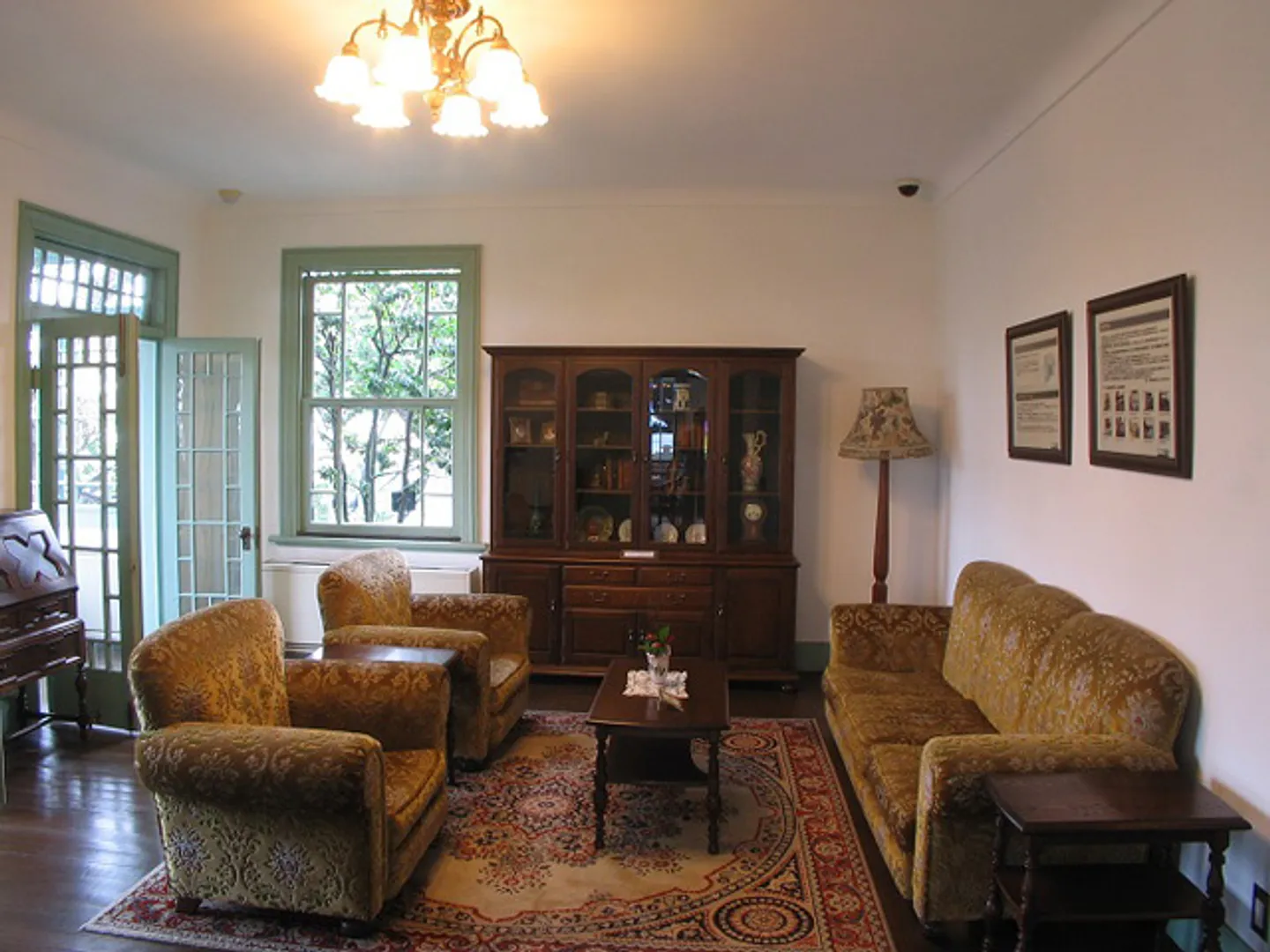 リビングルーム。横浜家具を展示