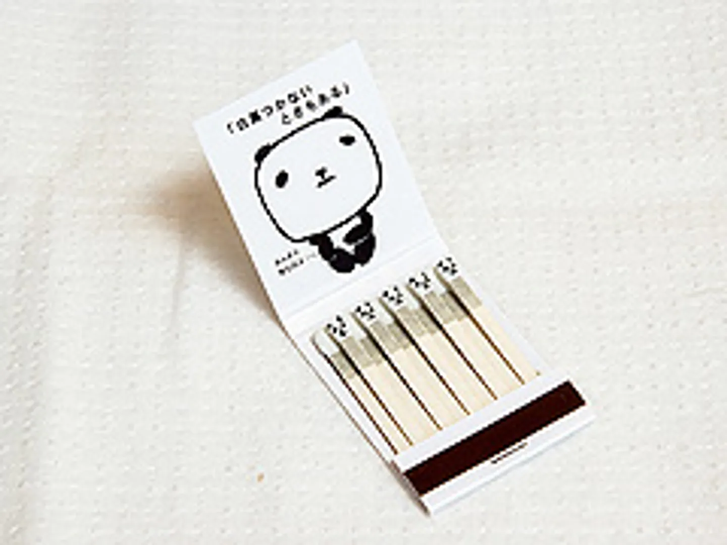 マッチ 194円。パンダのキャラクターのパッケージを開くと中にはパンダが書かれたマッチが入っている