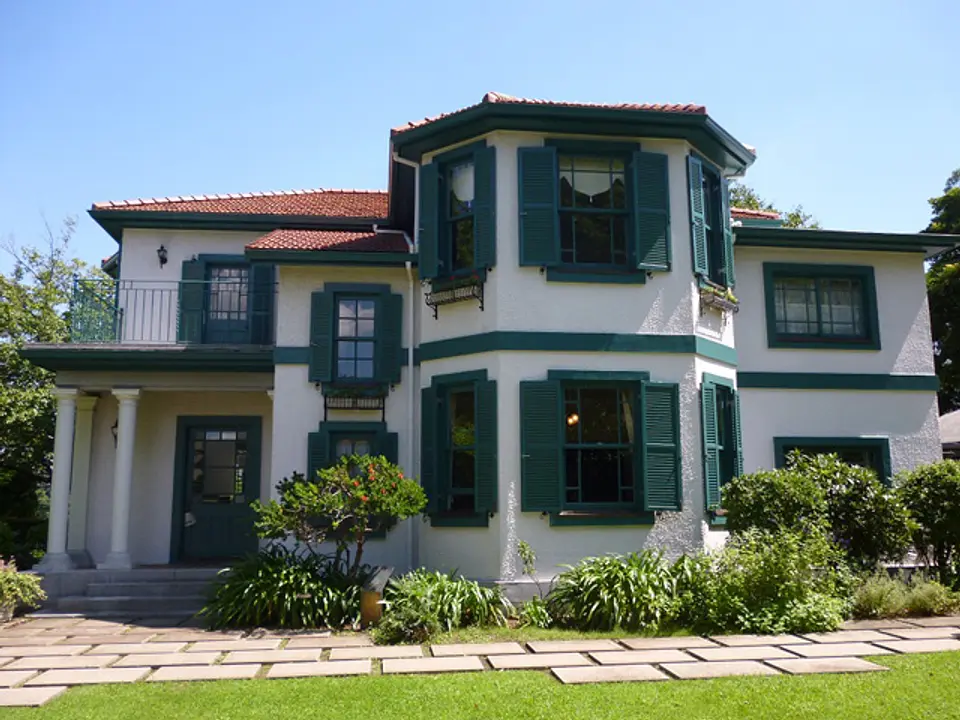 緑の窓枠、白い壁、オレンジ色のフランス瓦の屋根が美しい