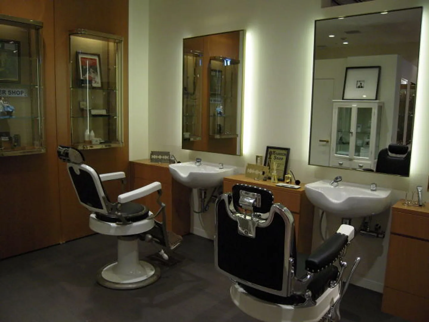 4Fバーバー(バーニーズ バーバー ショップ バイ カミソリ クラブ 148)