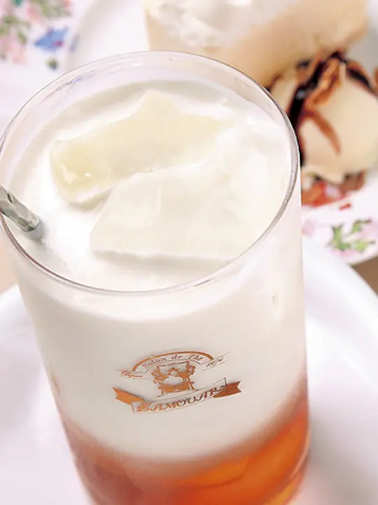 6種類のスイーツと紅茶のなかから好みの一品を選べるケーキセット