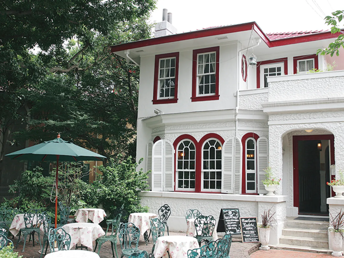 春から秋は緑いっぱいのガーデン席もオススメ