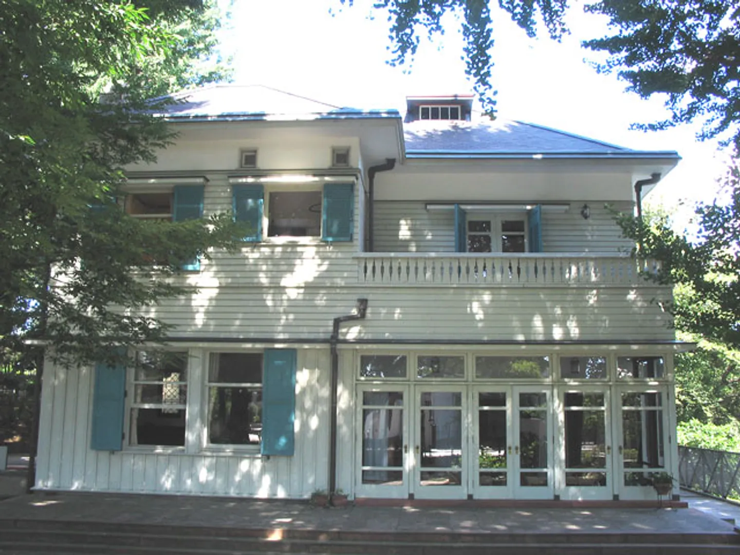 緑豊かな木立に囲まれた洋館