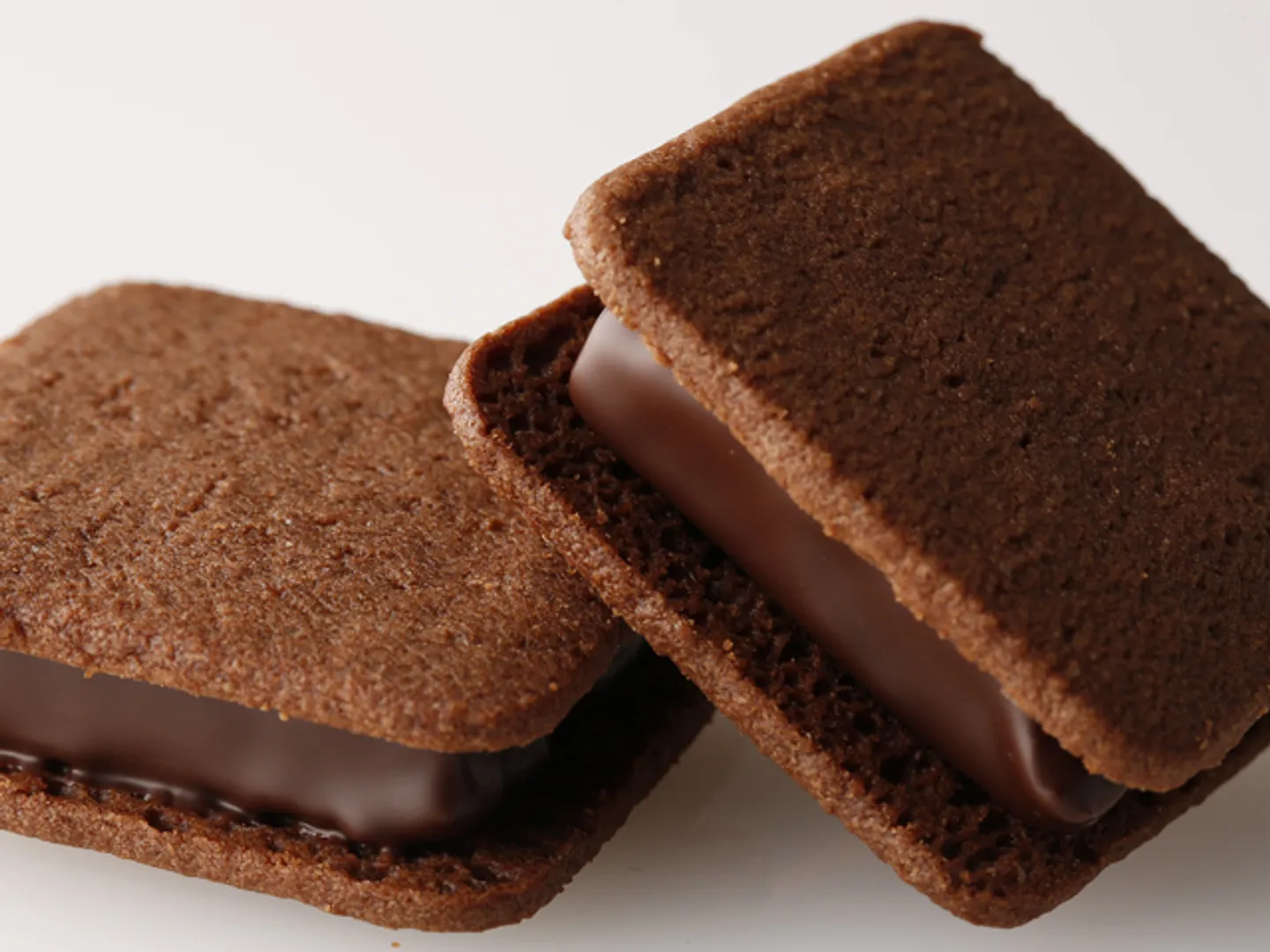 濃厚なこだわりの生チョコを、自家製クッキーでサンドしたロングセラー商品「ショーコラ」