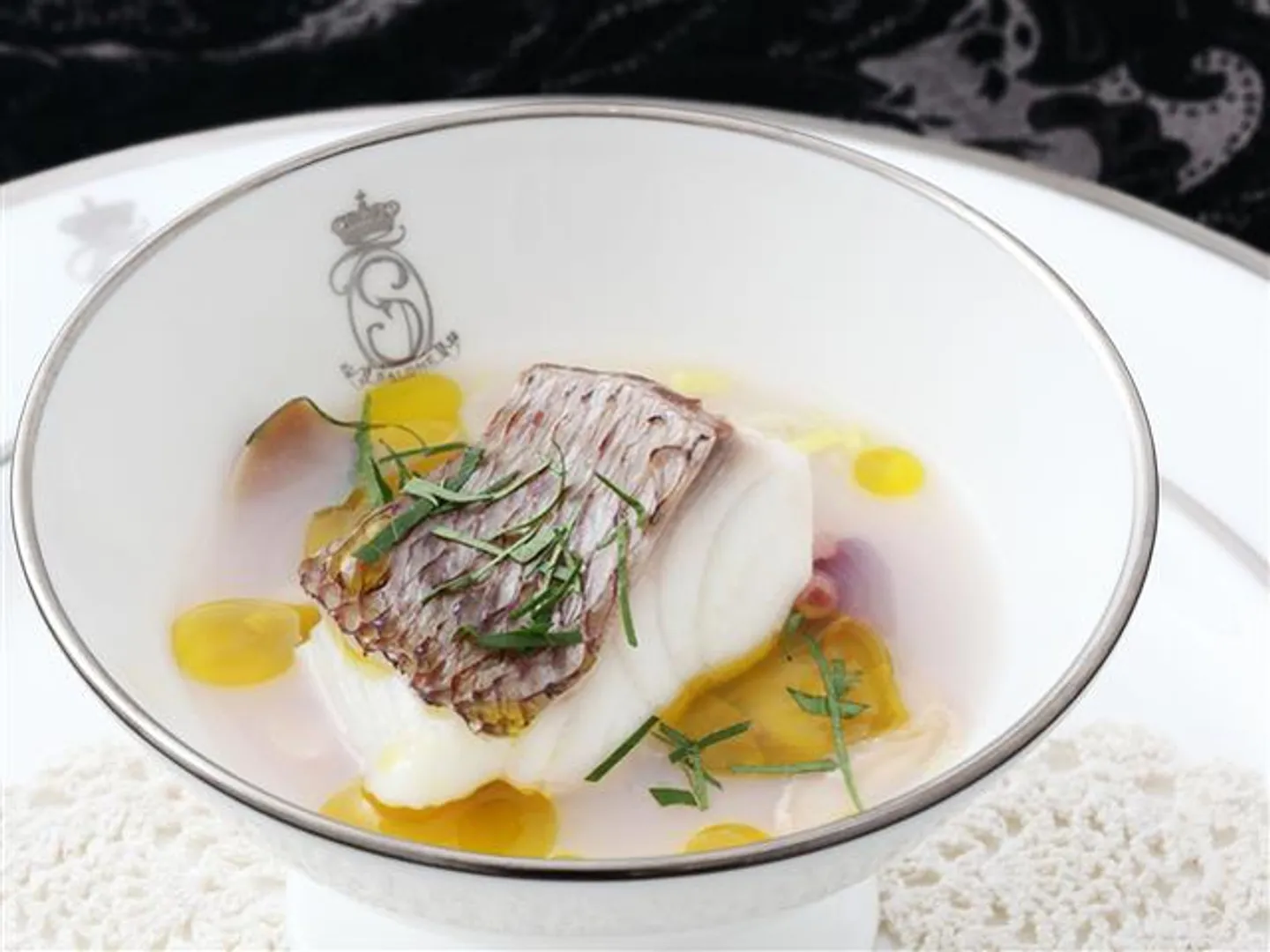 平成19年(2007)の開店時からの定番。蒸し煮にした魚介の旨味にオレンジが爽やかに香る一皿