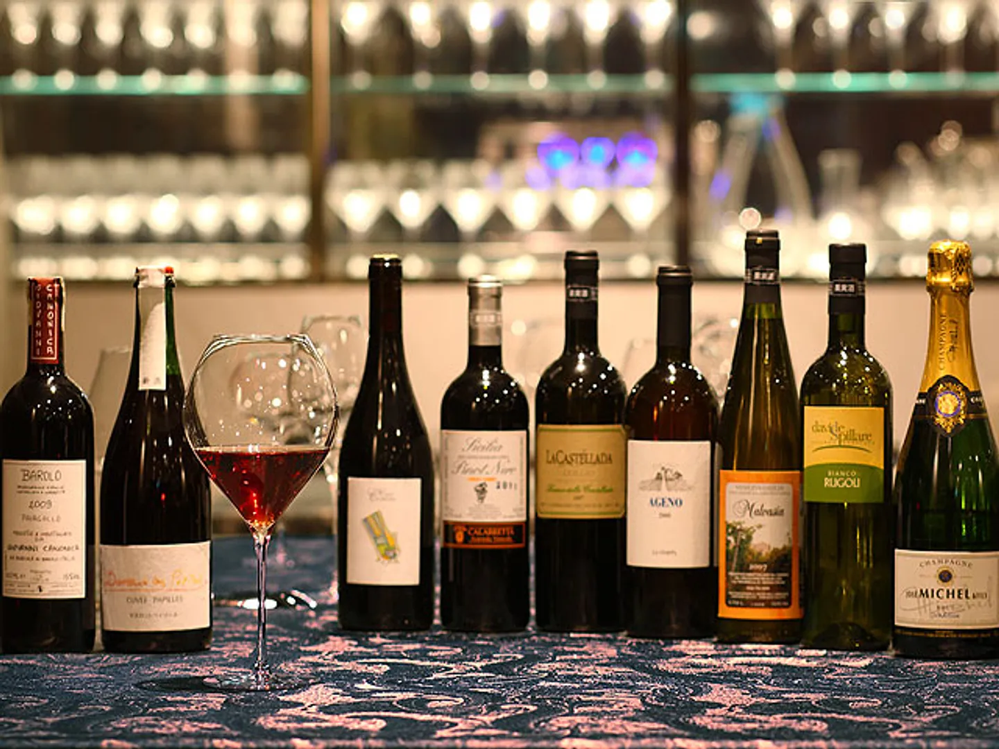 イタリア全土の自然派を中心に取り揃えたワイン。それぞれの料理にバイザグラスで合わせた提案も