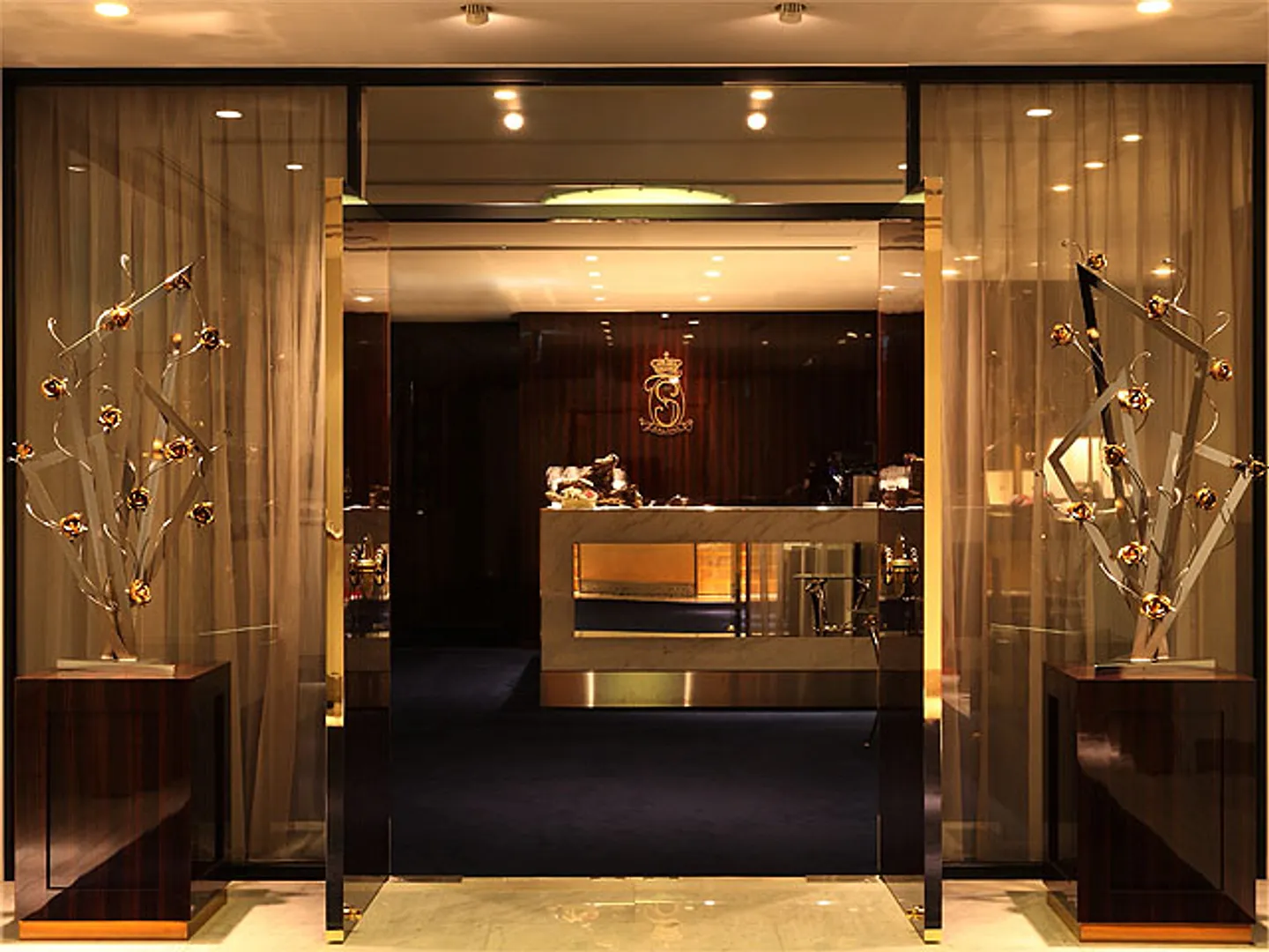 扉の向こうに広がるエレガントで華やかな空間で、特別なひと時を