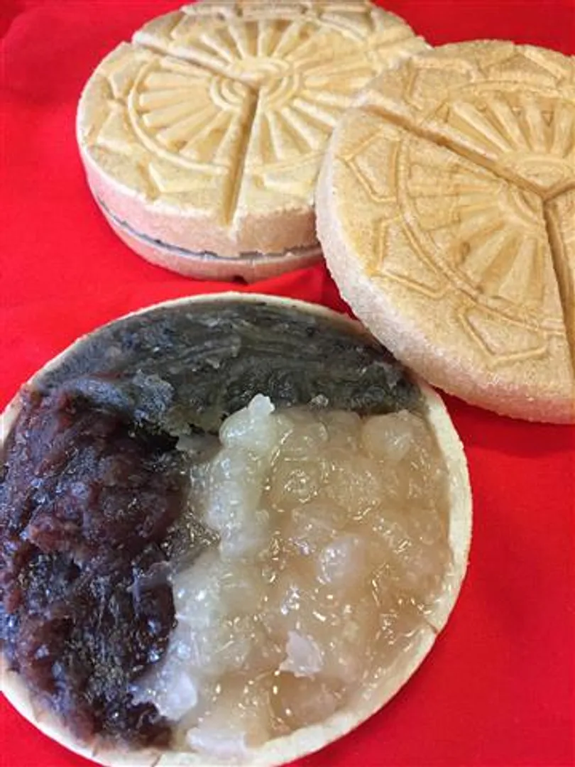 大判の三色最中「かまくら路」