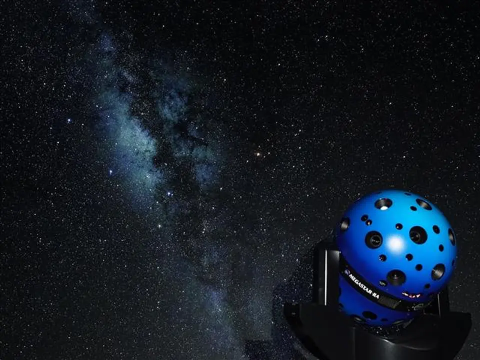 プラネタリウム MEGASTAR-IIA(斜め)と星空