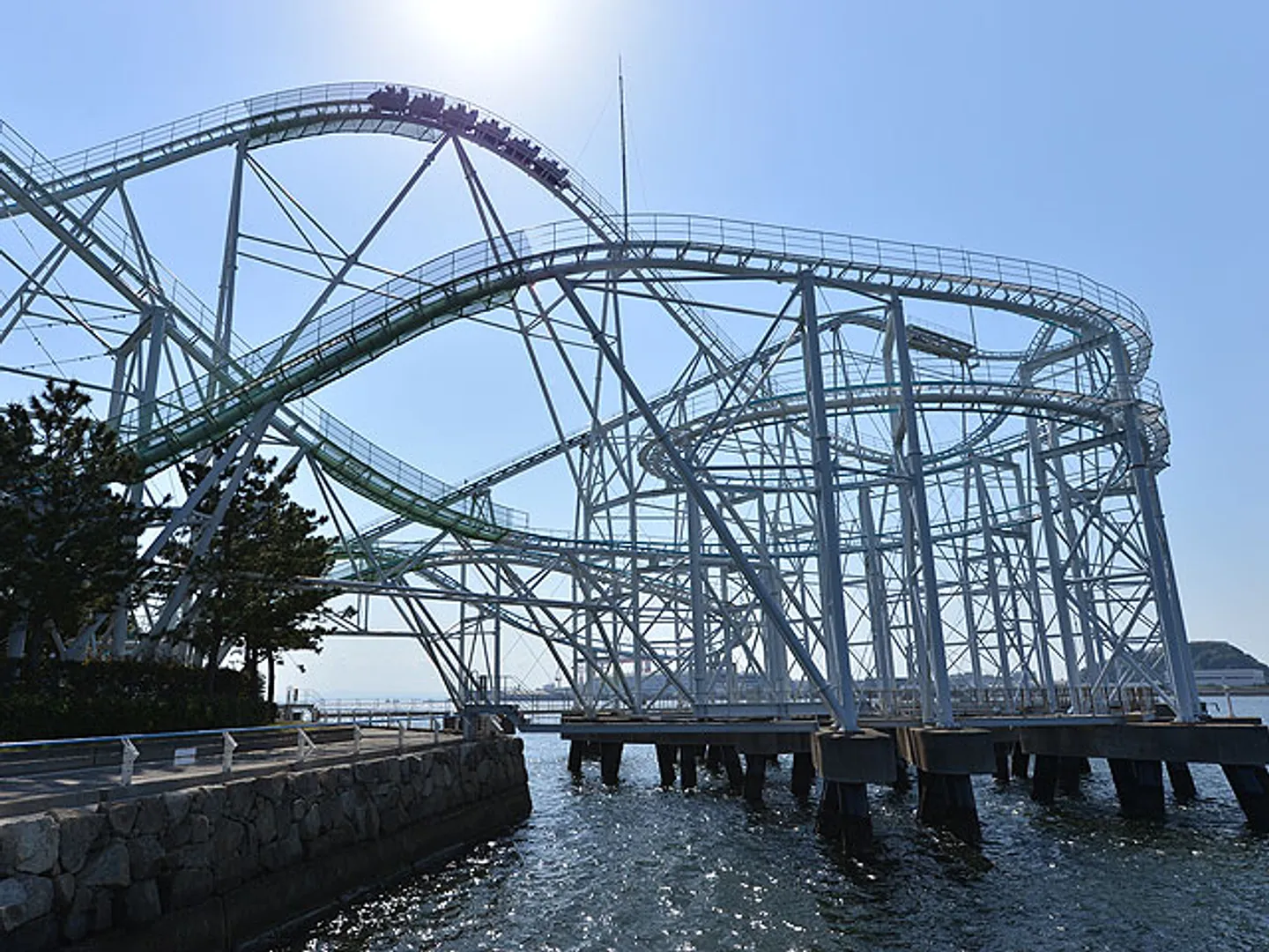 海に突き出したループと海の上を爽快に駆け抜ける人気アトラクション