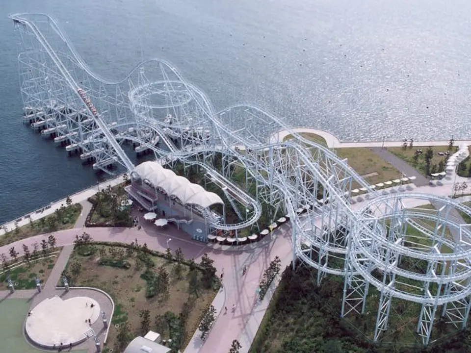 海に突き出したループと海の上を爽快に駆け抜ける人気アトラクション