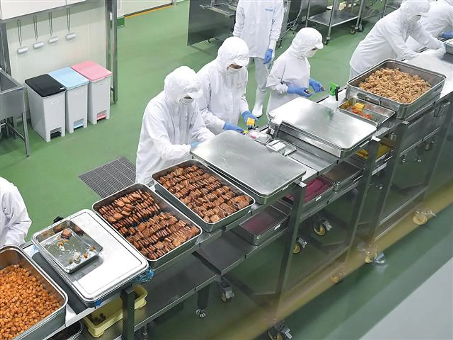 お弁当の製造ラインを見学