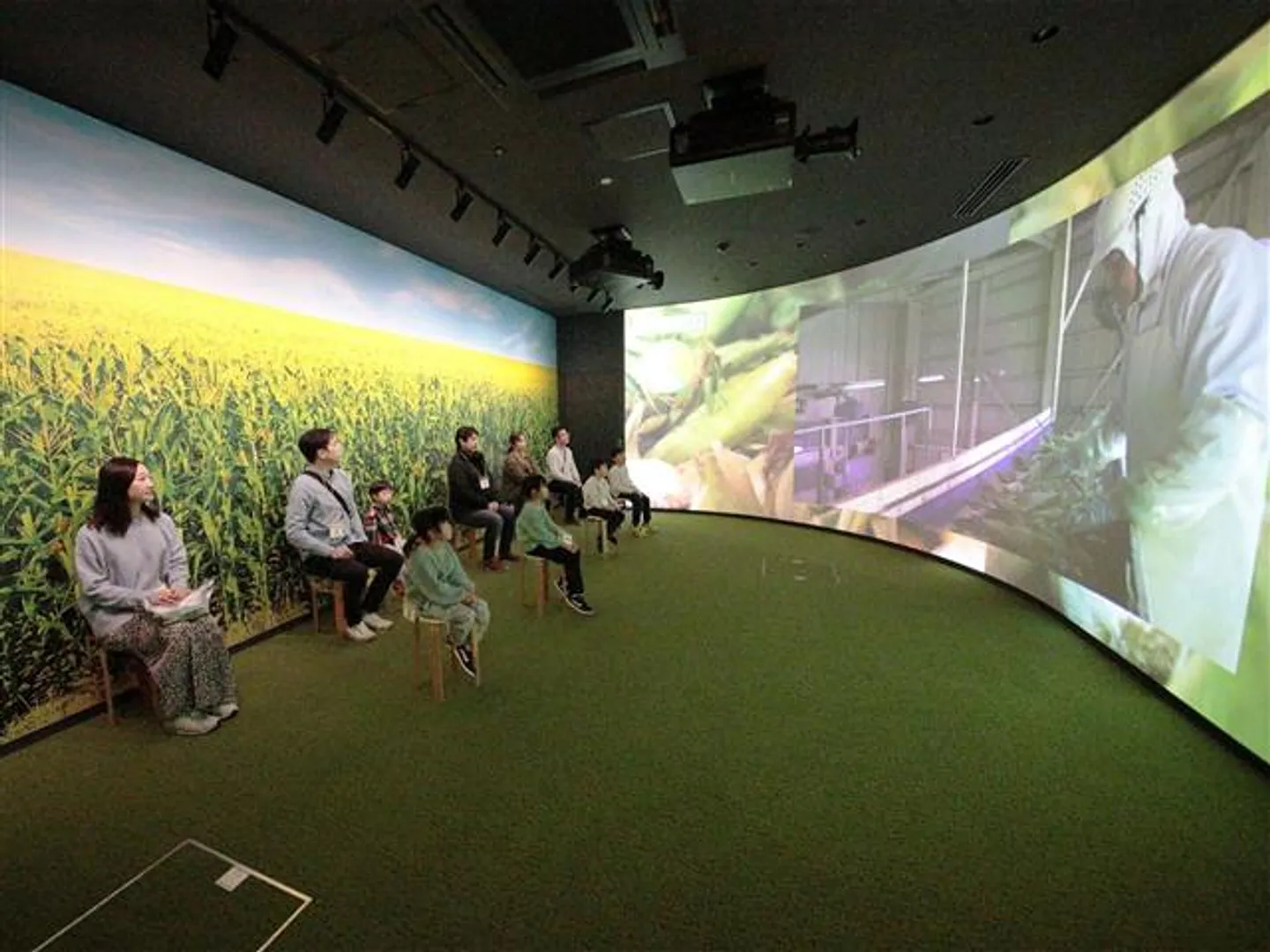 スープシアター 迫力のシアターで広大なコーン畑でのコーンの収穫を疑似体験