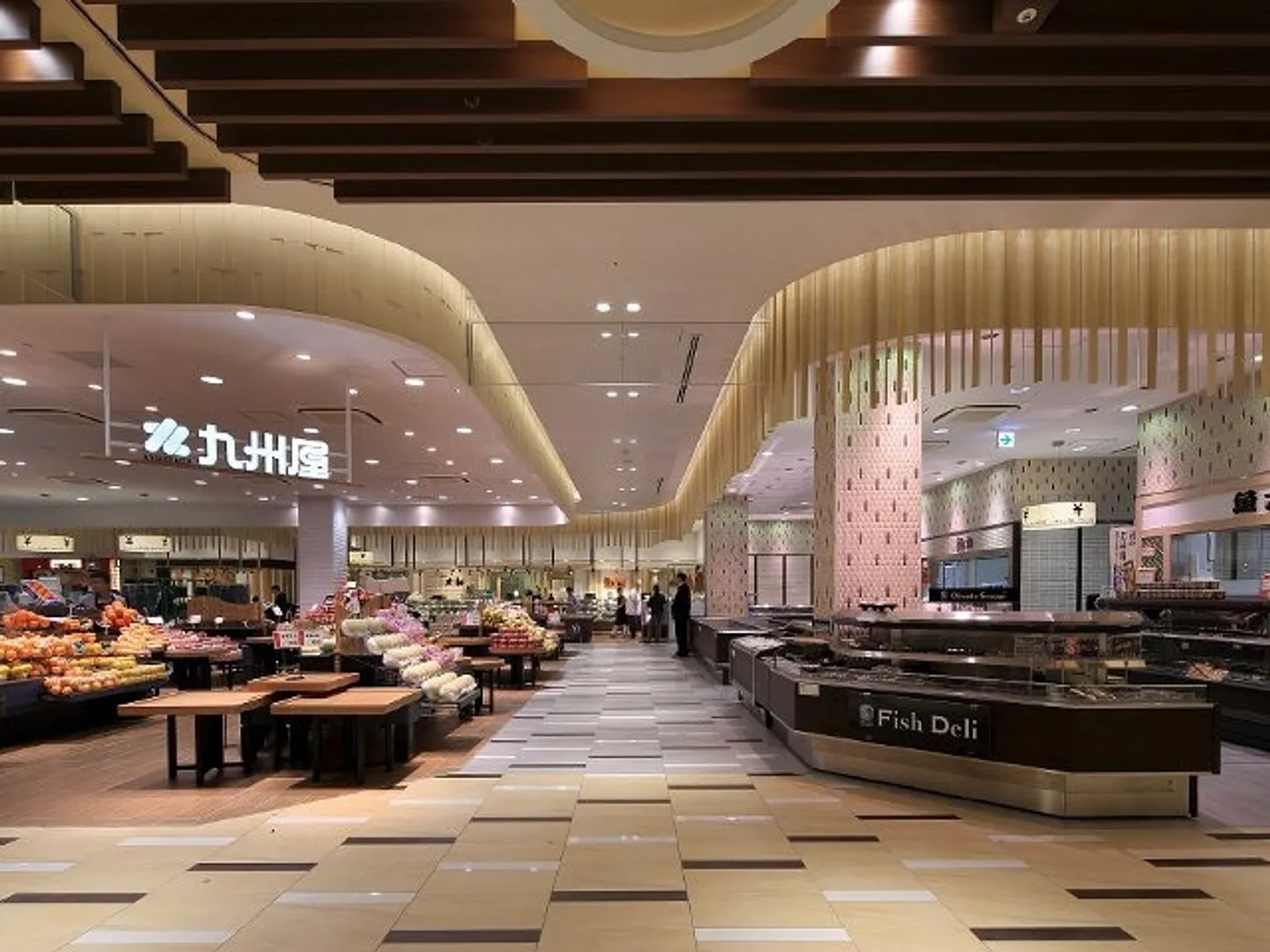 スイーツや総菜などの人気店が並ぶ食ゾーン