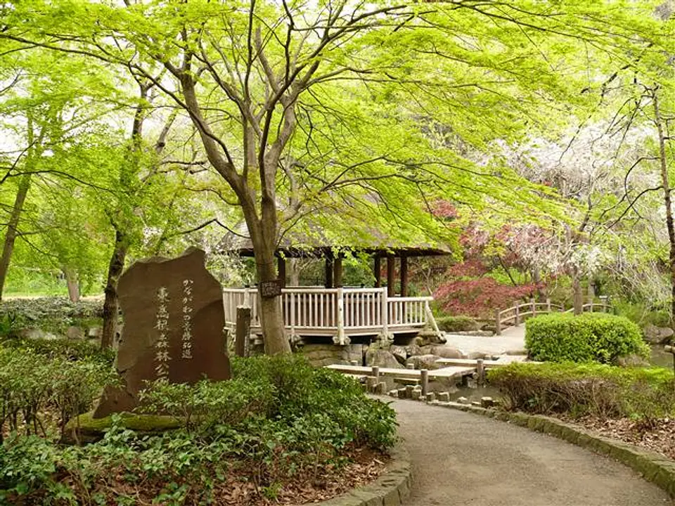 ケヤキ広場近くの東屋(休憩舎)