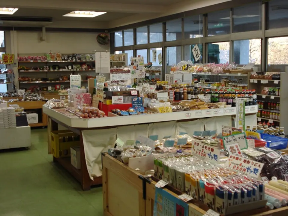 津久井湖観光センター内で販売している地元の名産品や季節の野菜等の売店