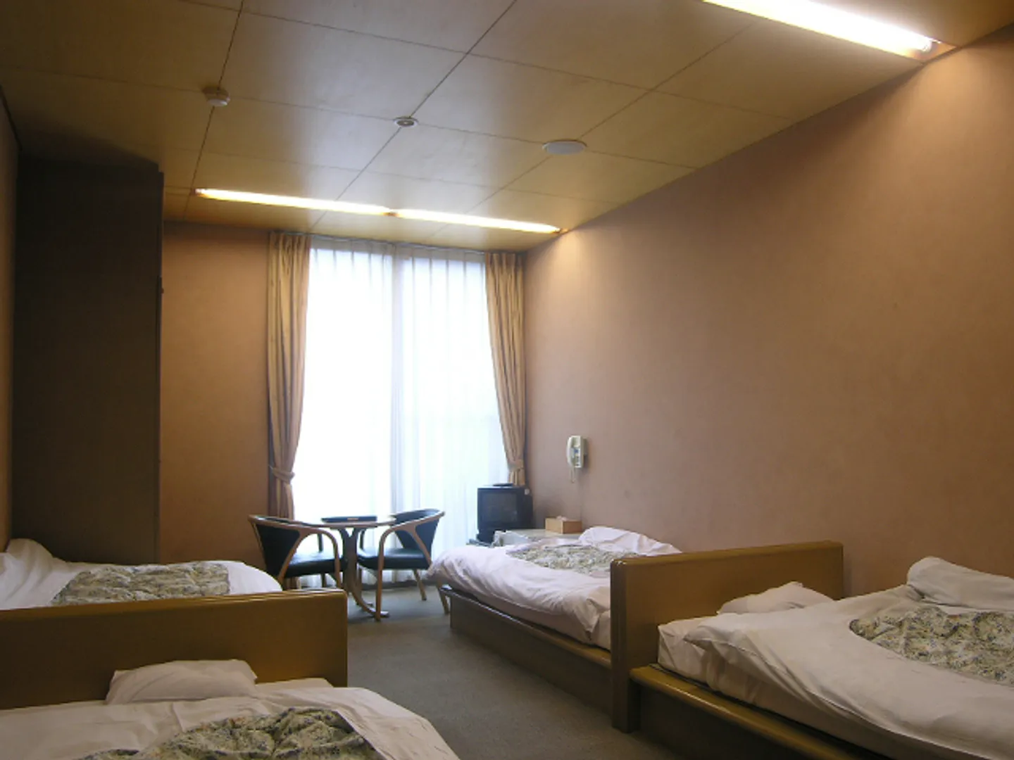 宿泊棟洋室。和室も有り