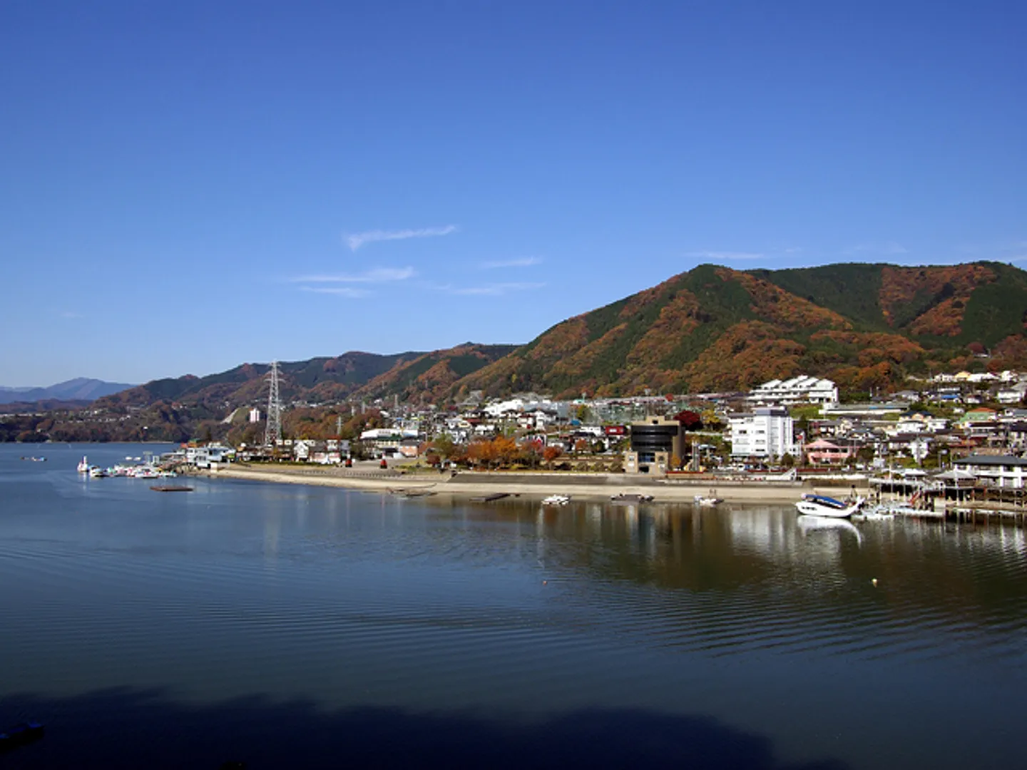 遊覧船で湖上散歩