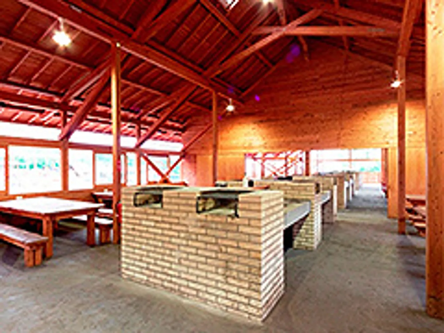 雨が降っても大丈夫な全天候型BBQ場