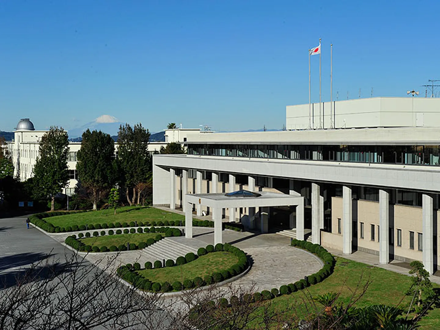 正門の正面にある本部庁舎
