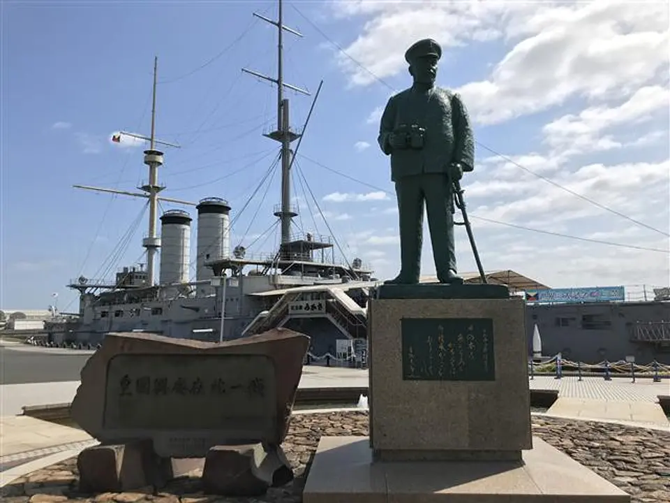 東郷平八郎像と記念館三笠