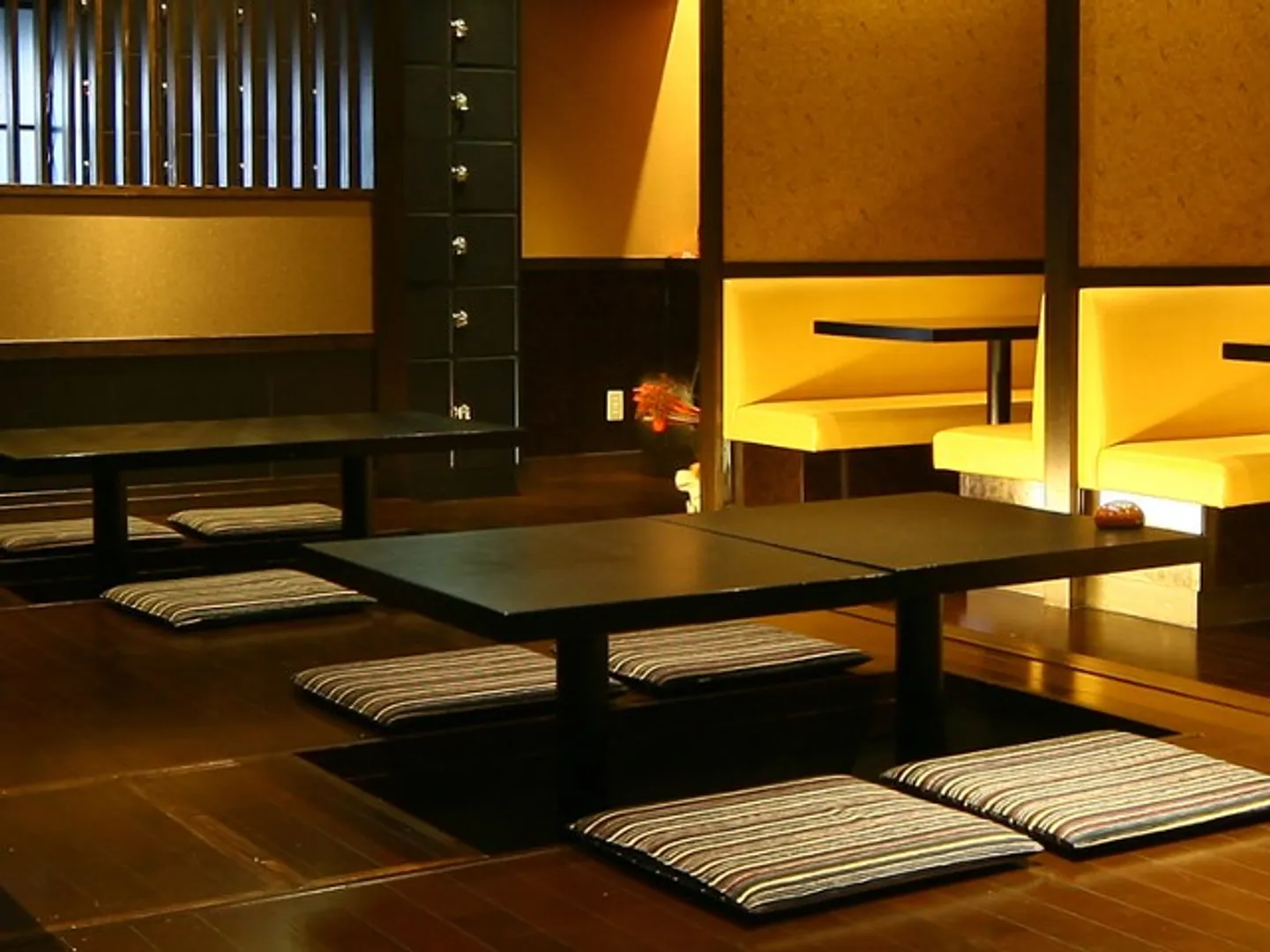 店内掘りごたつ席