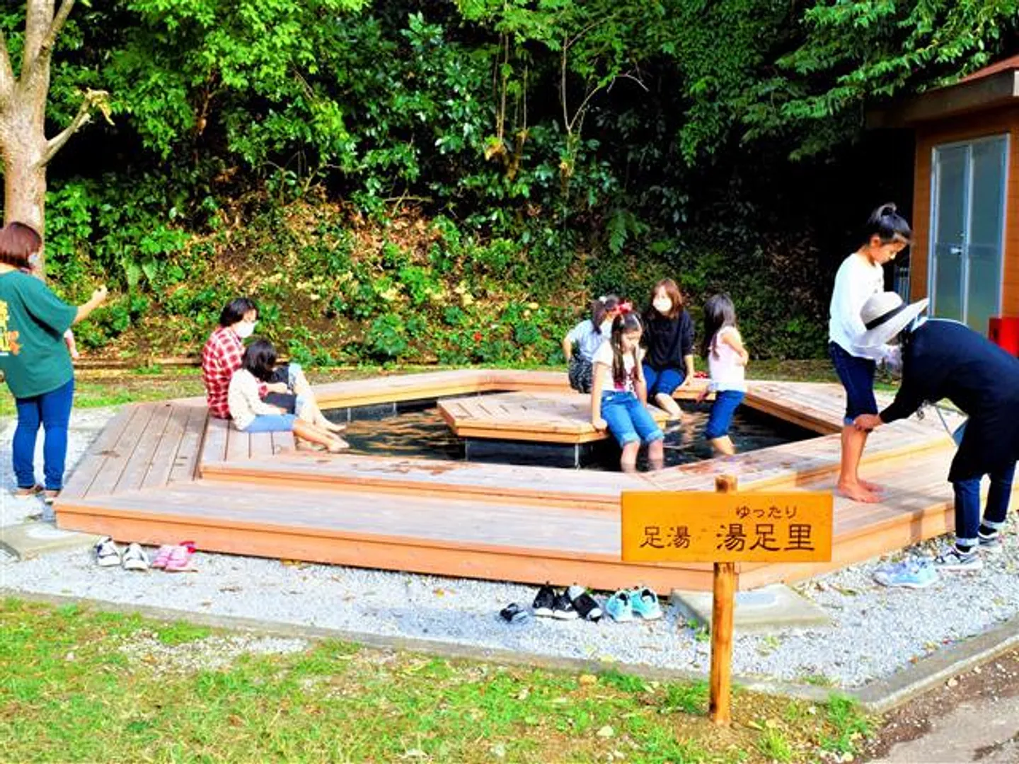 ハーブ園にある足湯”湯足里”[ゆったり]。収穫したハーブをブレンドした無料の足湯