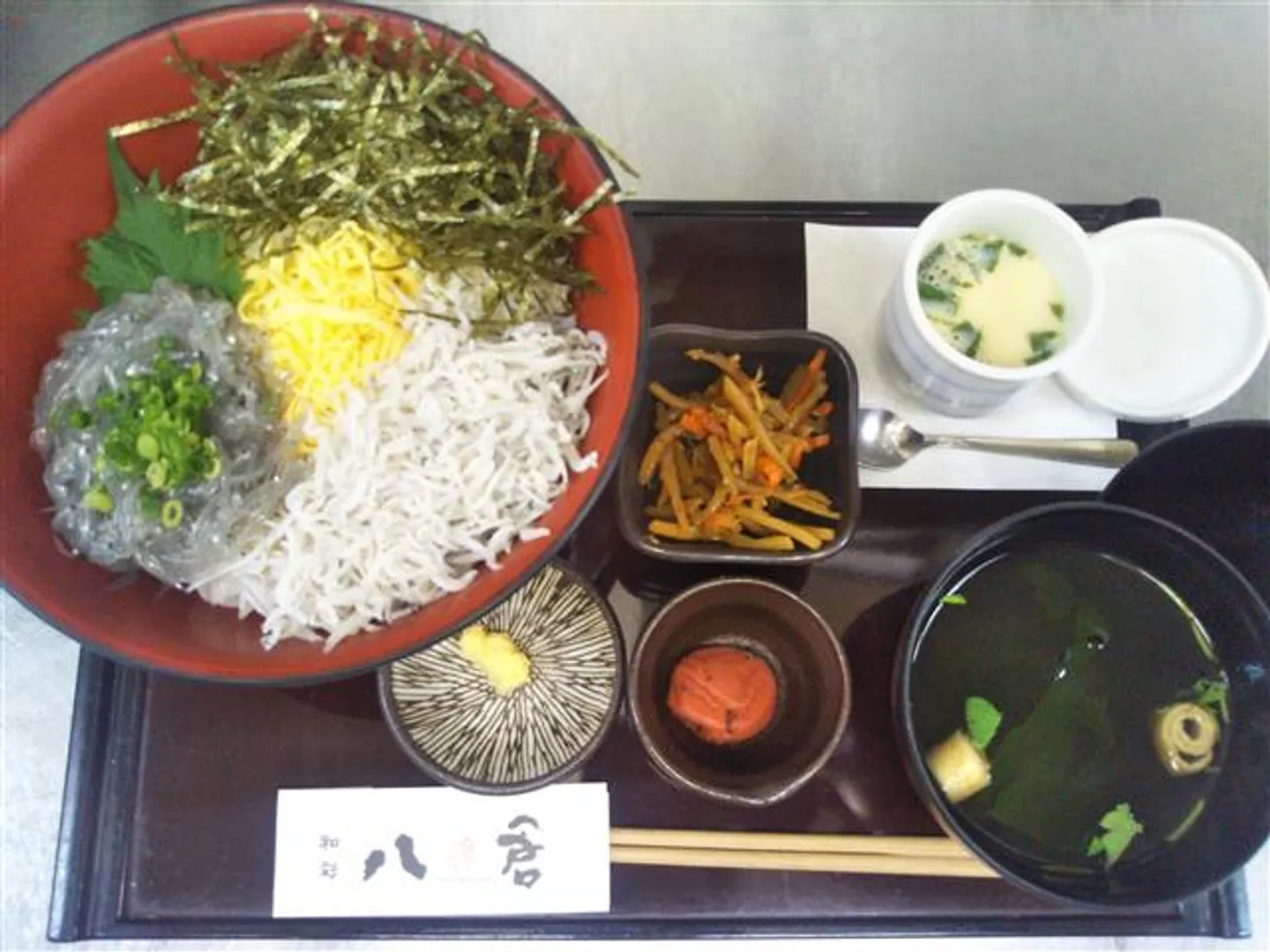 生しらすと釜揚げしらすの二色丼