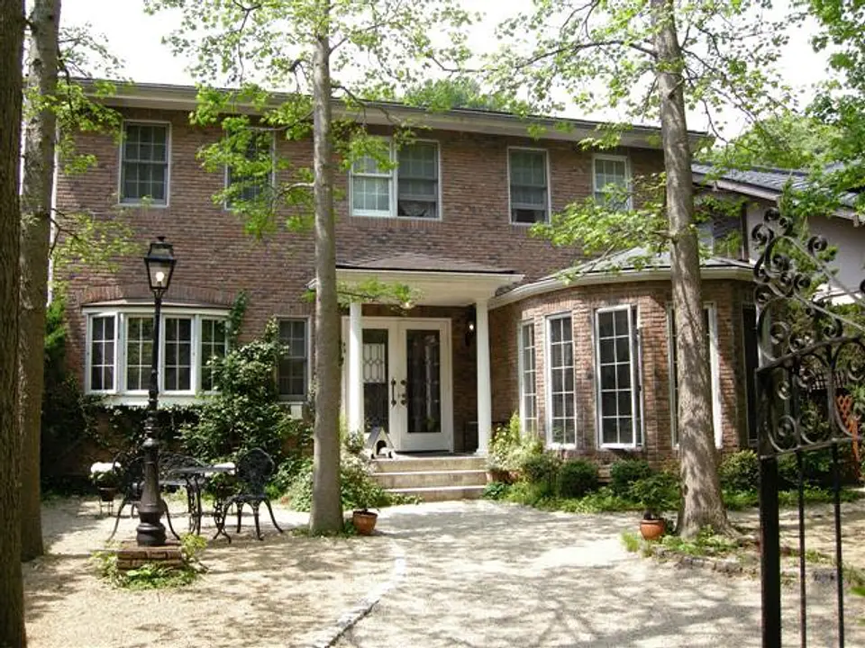 緑に囲まれて立つ美術館