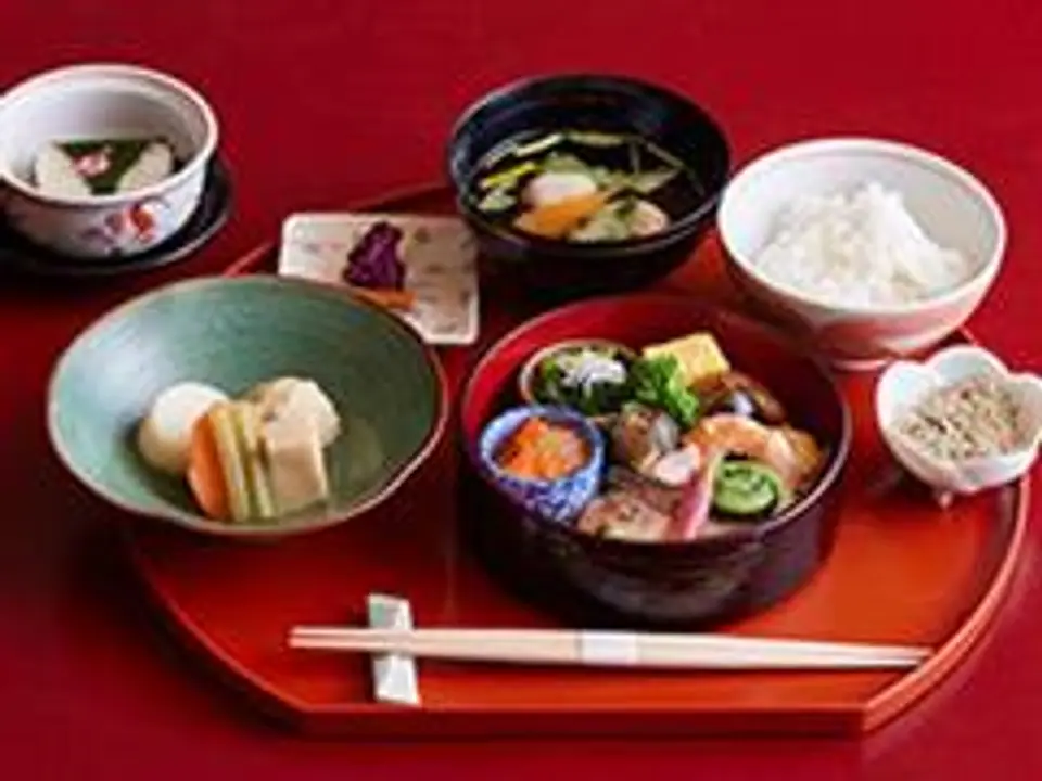 季節膳。焼魚膳に天ぷらや、胡麻豆腐、蒸し物など、その時期の季節の一品のついた料理