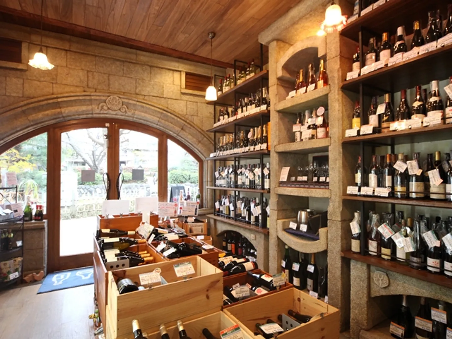 手土産やホームパーティに美味しいワインやシャンパンを。プレゼントには特別に選ばれた素敵なワインを