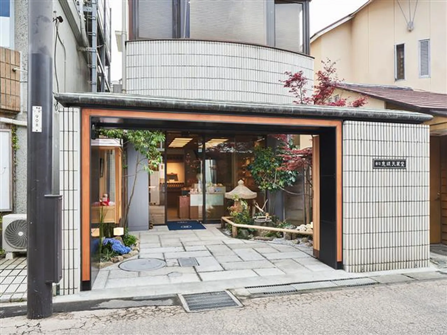 店先からお香の優しい香りが漂う