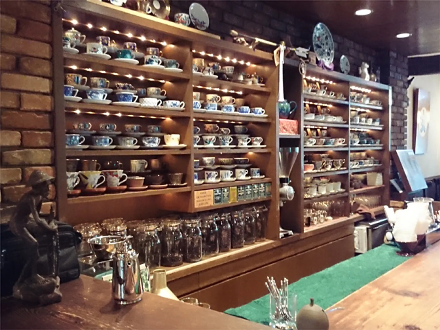 店内カウンター席。座れば好きなカップに抽れてくれる