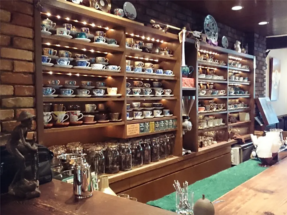 店内カウンター席。座れば好きなカップに抽れてくれる