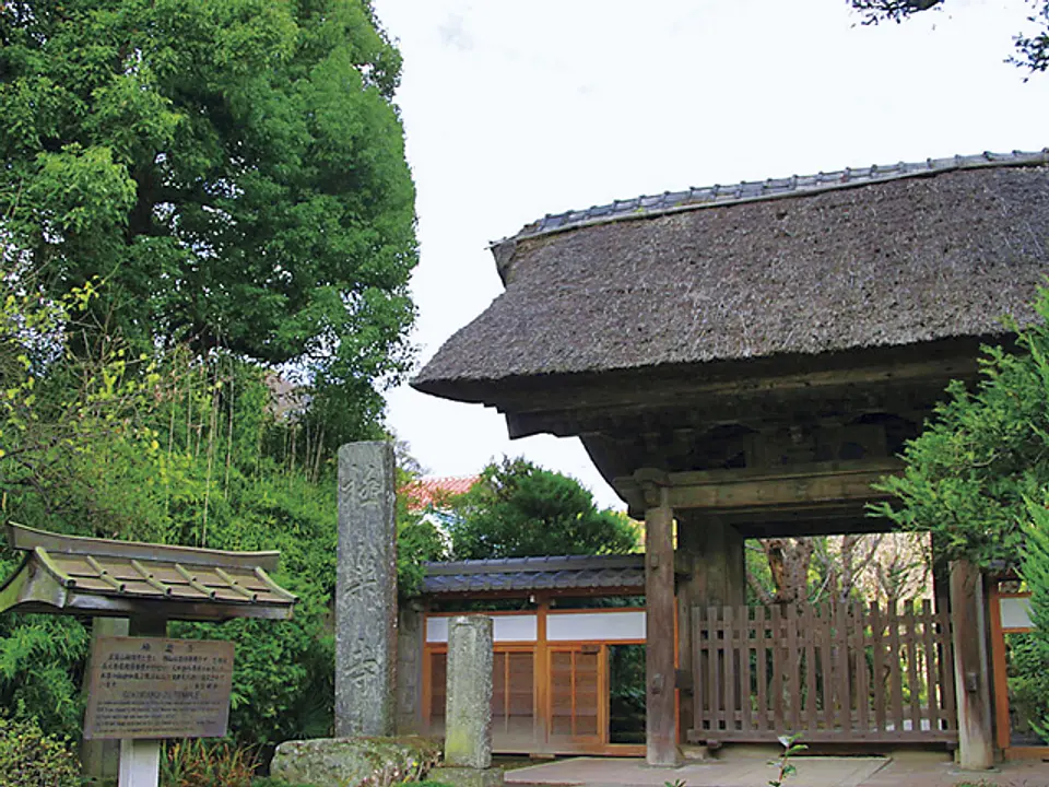 極楽寺駅からも見える山門