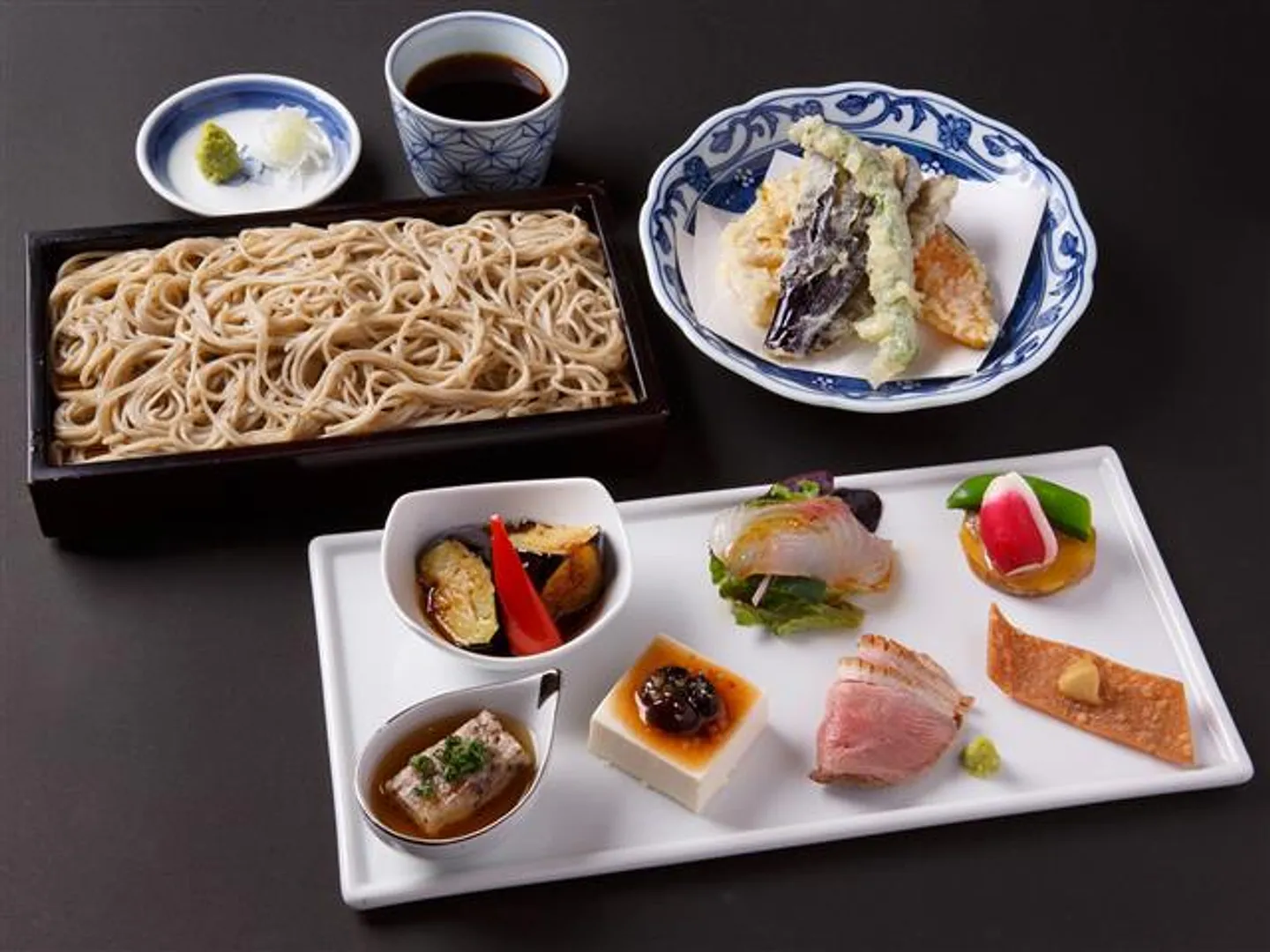 ランチコース 由比 前菜盛り合わせ7種、旬野菜の天ぷら、せいろ、またはかけ蕎麦がついたランチ一番人気