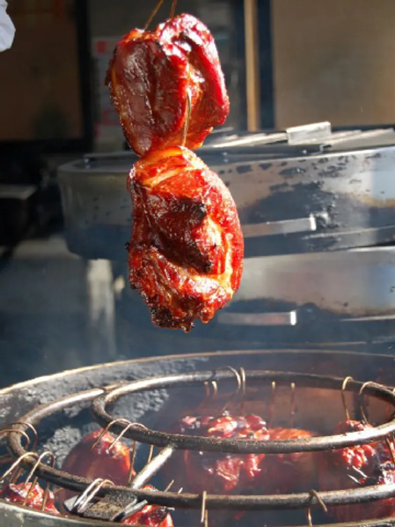 釜から焼きあがった炭火焼豚