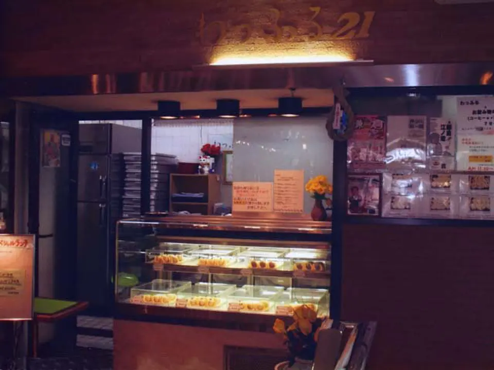 ふんわり生地からあふれそうなクリームは8種類ある