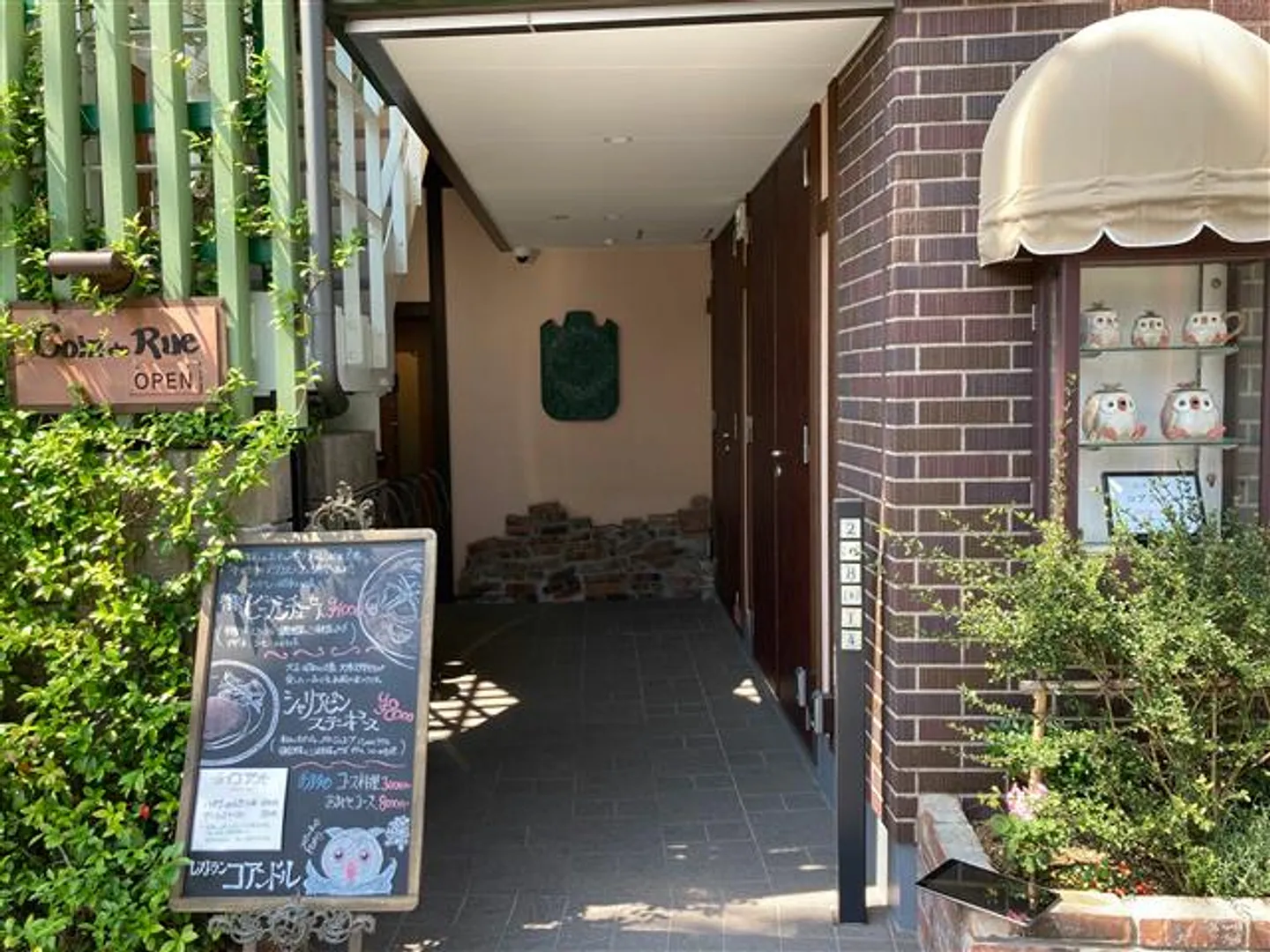 奥のエレベーターで2階へ