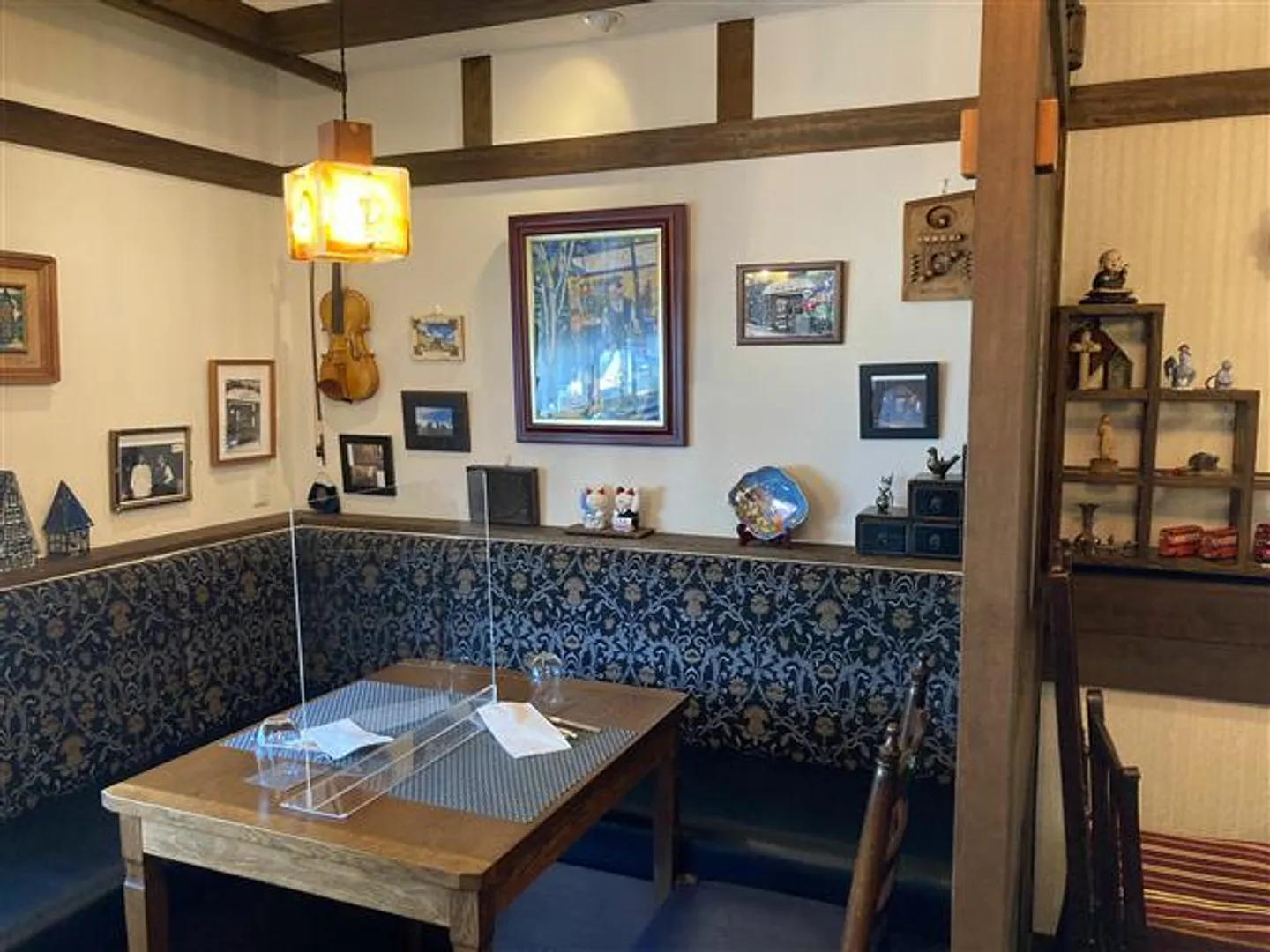 客席、古美術品が飾ってある