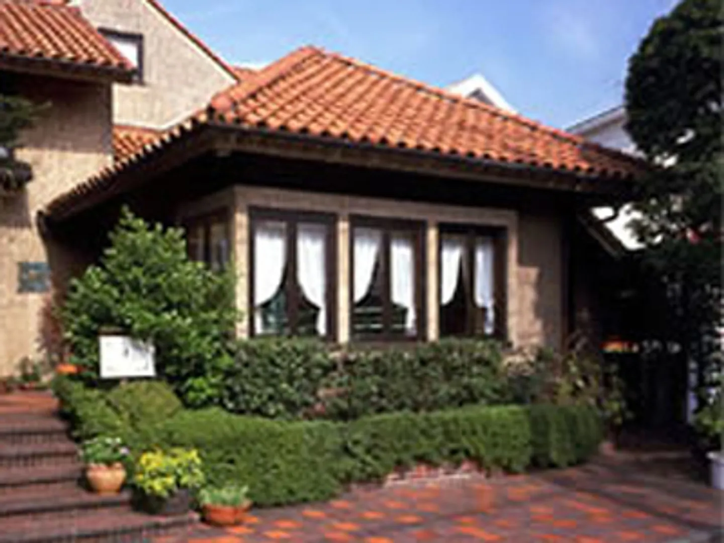 オレンジ色のフランス製の瓦が目印