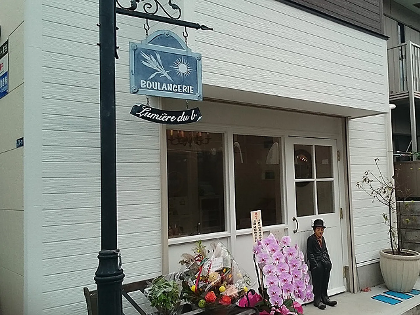 パンの香りが漂ってくる人気のパン屋さん