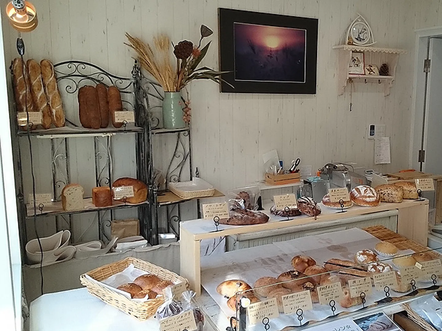 おいしそうなパンがたくさん揃っている店内