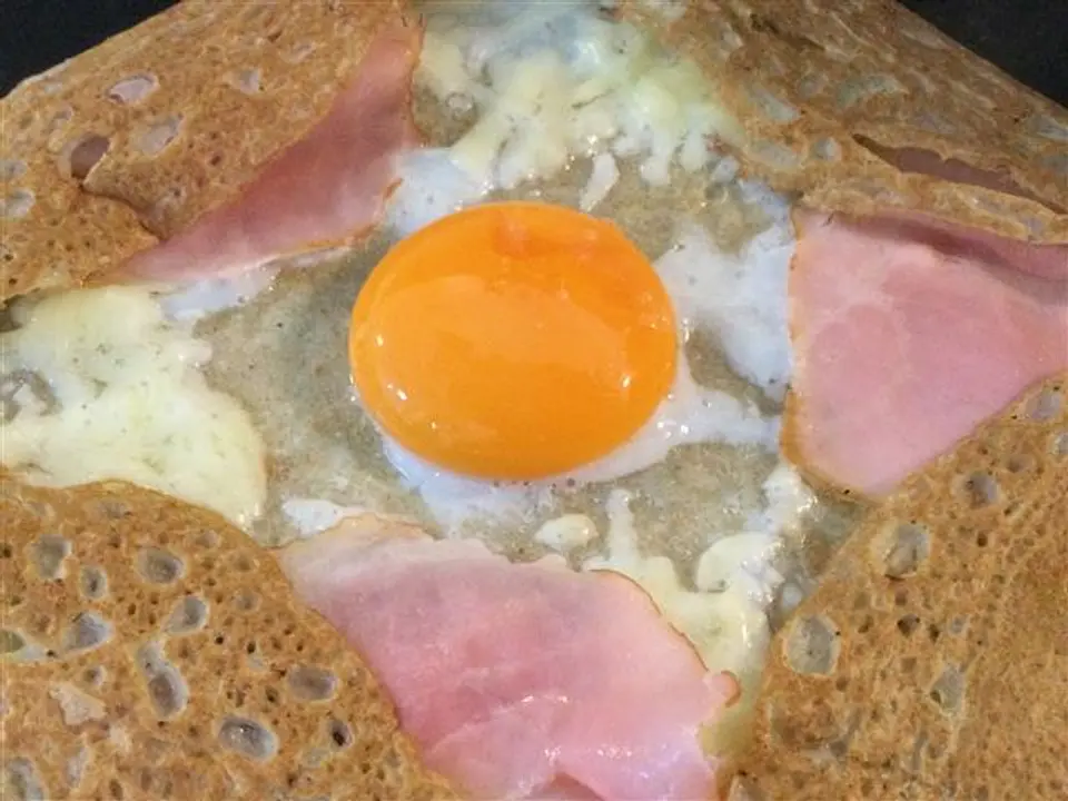 「コンプレット」ハムとグリュイエールチーズに卵が入ったガレット
