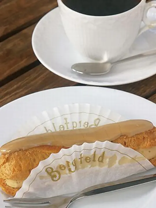 モカエクレアのケーキセットは地元客の定番