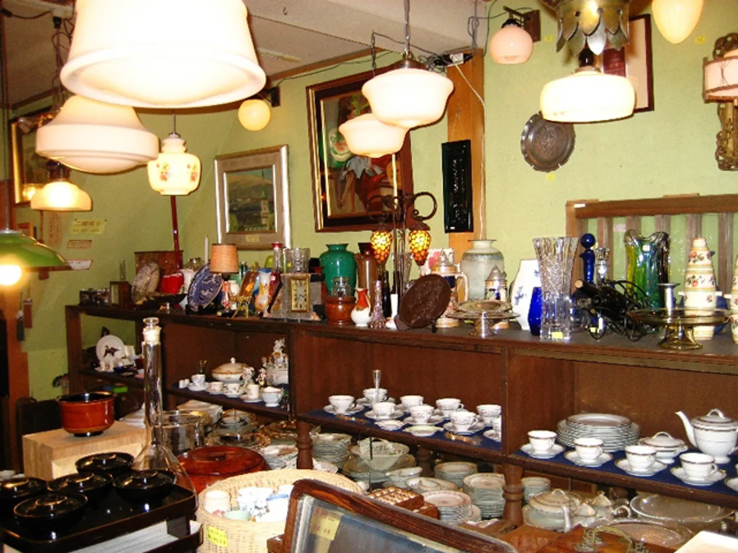 多彩な骨董品が並ぶ