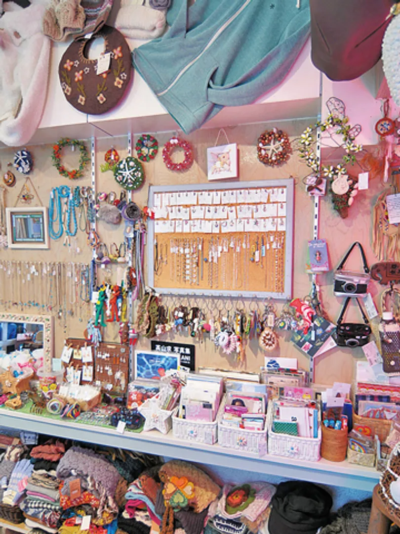 狭い店内にアイテムがぎっしり。宝探し気分で買い物できる