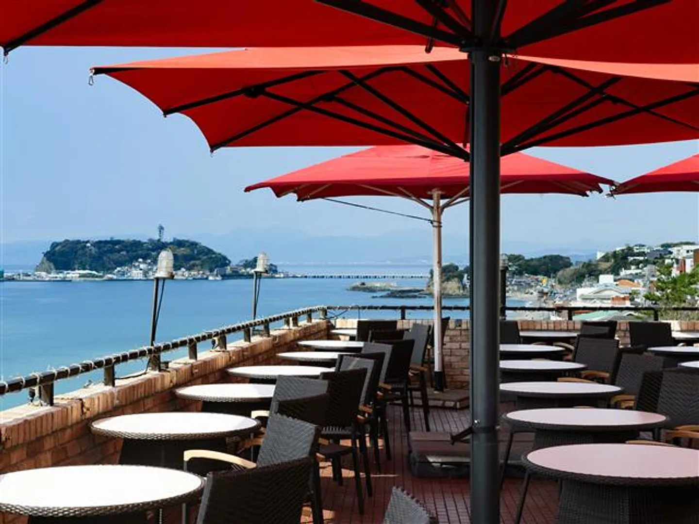 テラス席から望む七里ガ浜