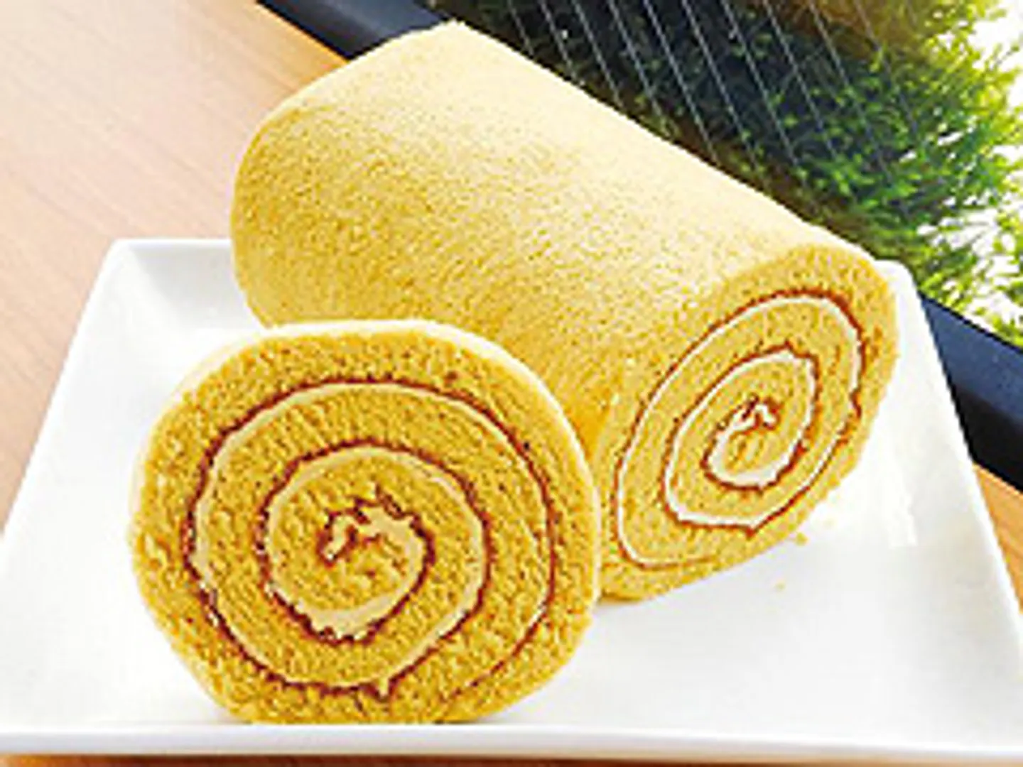 自家製カラメルソースを使用したスポンジをカラメルクリームで巻いたロールケーキ