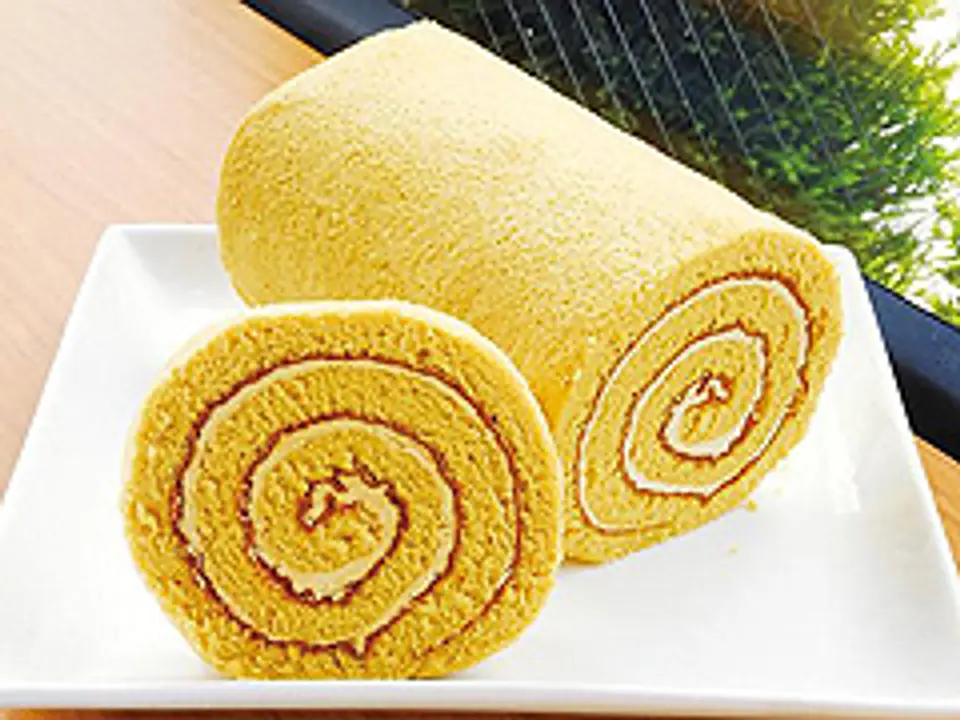 自家製カラメルソースを使用したスポンジをカラメルクリームで巻いたロールケーキ